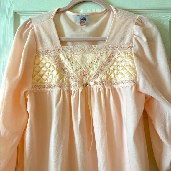 Embroidered Peach Nightgown by Cine Star - Vintage - Picture 1 of 5